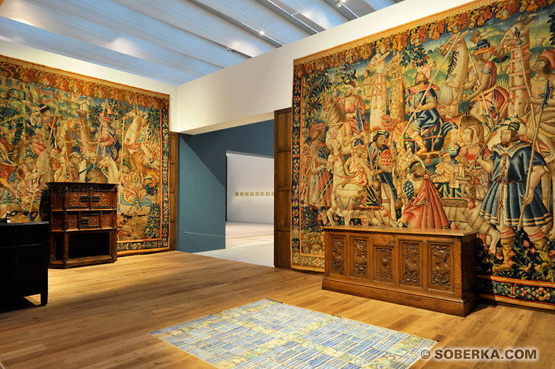 Musée du Louvre-Lens : Galerie d'exposition temporaire consacrée à de la Renaissance, l'art de vivre, pièce reconstituée avec tentures et tapisseries