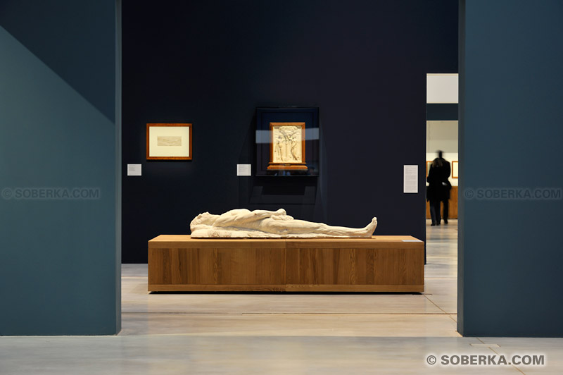 FMusée du Louvre-Lens : gisant au bout du couloir allant vers la salle consacrée à l'anatomie