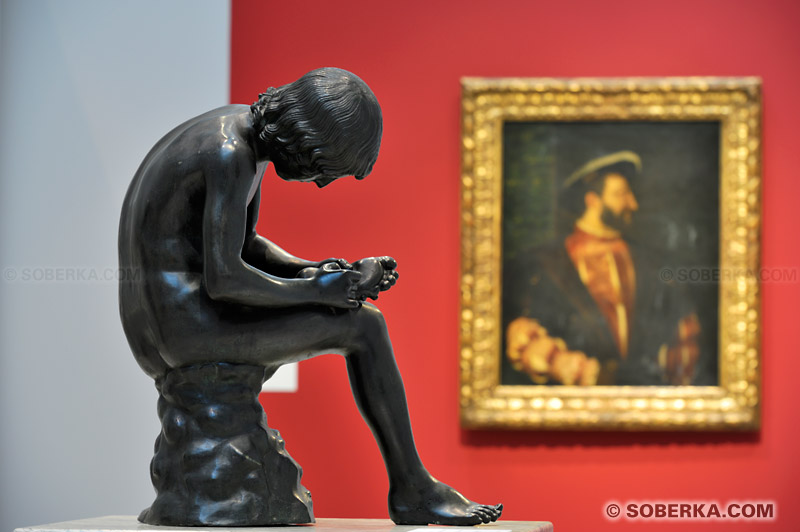 Musée du Louvre-Lens : Statue de bronze du Tireur d'épine et portrait de François Ier