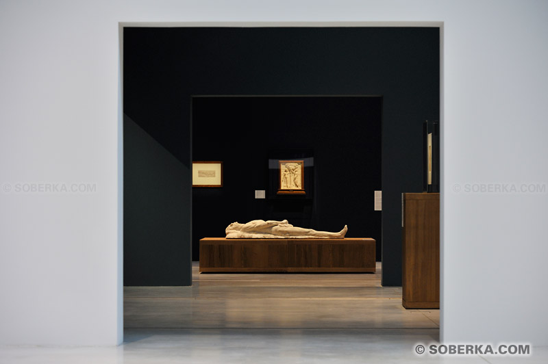 Musée du Louvre-Lens : gisant au bout du couloir allant vers la salle consacrée à l'anatomie