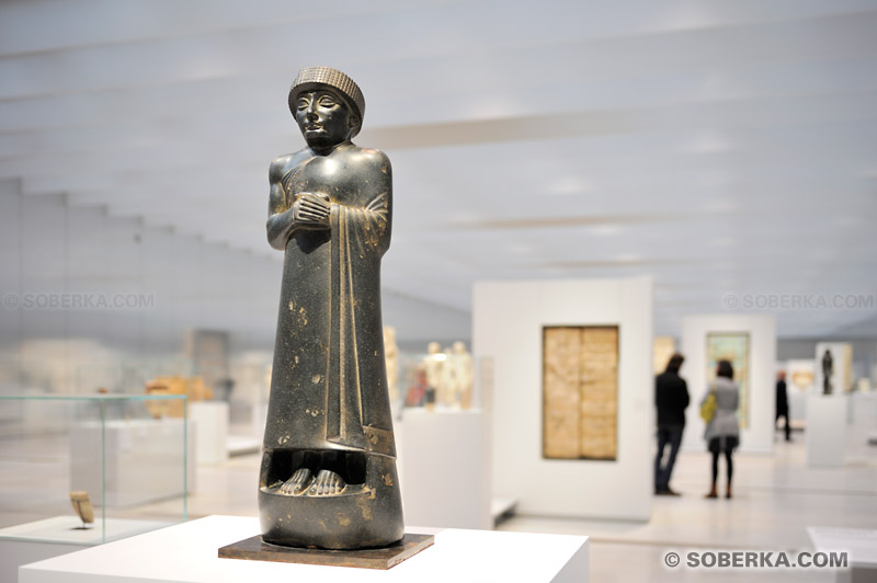 Musée du Louvre-Lens : La Galerie du Temps, Antiquité, Mésopotamie (Iraq Actuel), Statue en diorite de Gudéa, Prince de l'état de Lagash, 2120 avant J.C.