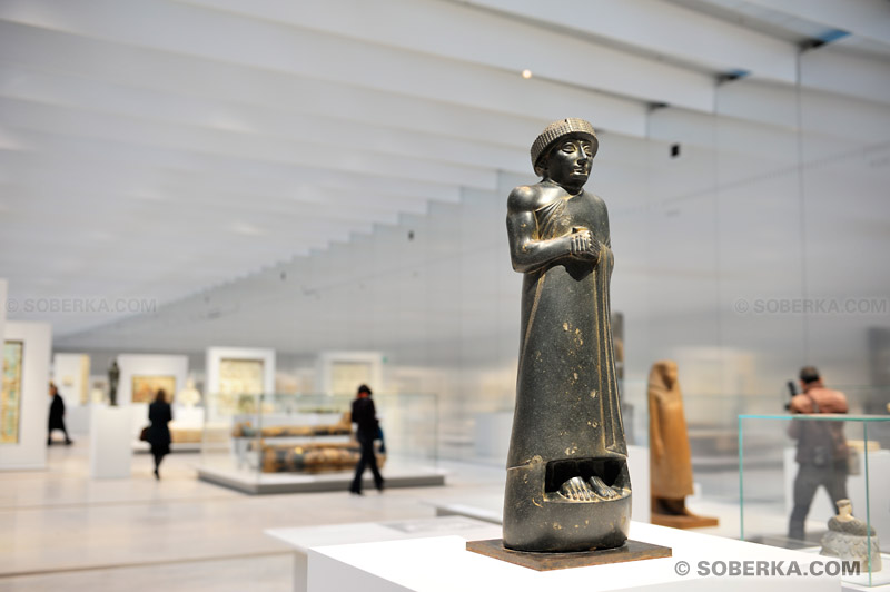 Musée du Louvre-Lens : La Galerie du Temps, Antiquité, Mésopotamie (Iraq Actuel), Statue en diorite de Gudéa, Prince de l'état de Lagash, 2120 avant J.C.