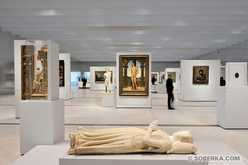 Musée du Louvre-Lens : La Galerie du Temps, Moyen Âge, fragment d'un monument funéraire en calcaire et albâtre d'une femme inconnue «la défunte couchée» (Gisante)
