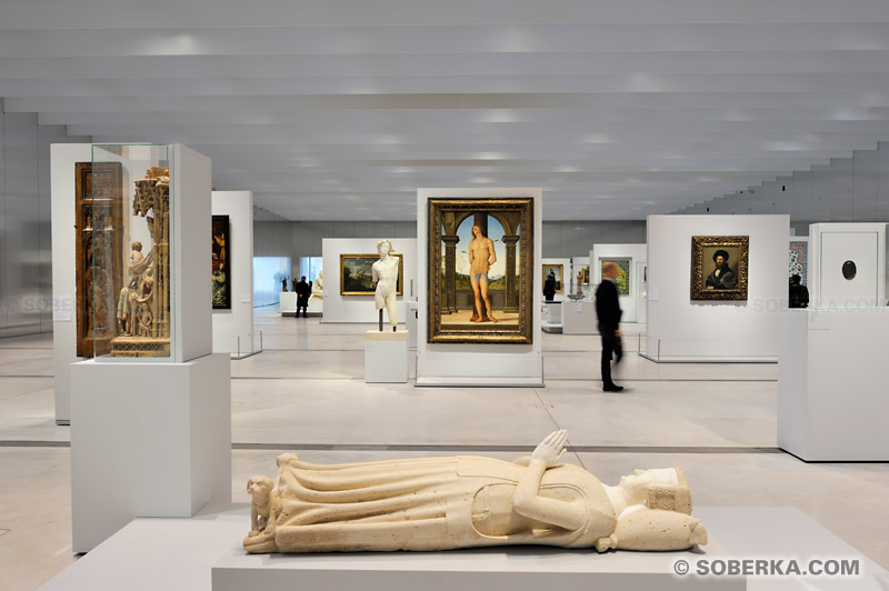 Musée du Louvre-Lens : La Galerie du Temps, Moyen Âge, fragment d'un monument funéraire en calcaire et albâtre d'une femme inconnue «la défunte couchée» (Gisante)