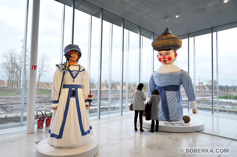 Musée du Louvre-Lens : Géant Binbin de Douai et le Géant BinBin de Valenciennes