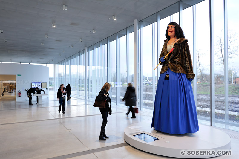 Musée du Louvre-Lens : Pavillon de verre - Géante du Nord à l'effigie d'Iris Clert