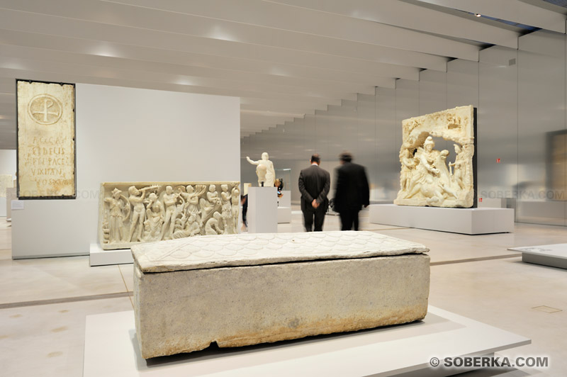 Musée du Louvre-Lens : La Galerie du Temps, Sarcophage de Marbre, Le Christ deux Apôtres et décor végétal, vers 550-600 à Castelnau-de-Guers (France)