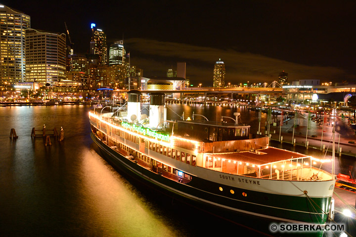 Bateau à Darling Harbour de nuit à Sydney