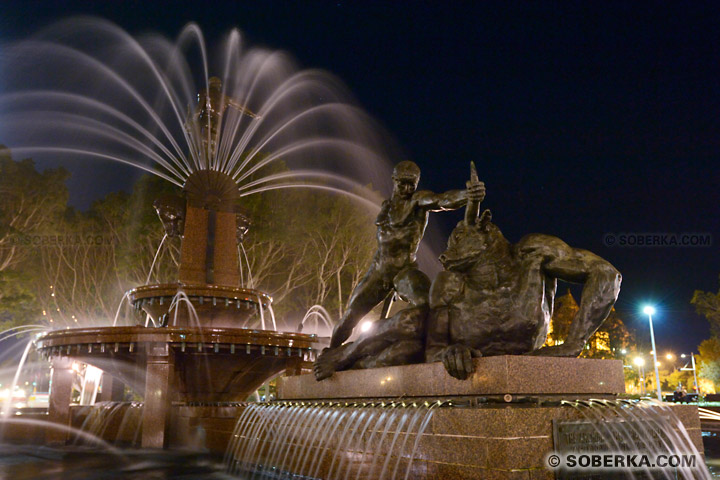 Minotaure et fontaine de Hyde Park la nuit à Sydney