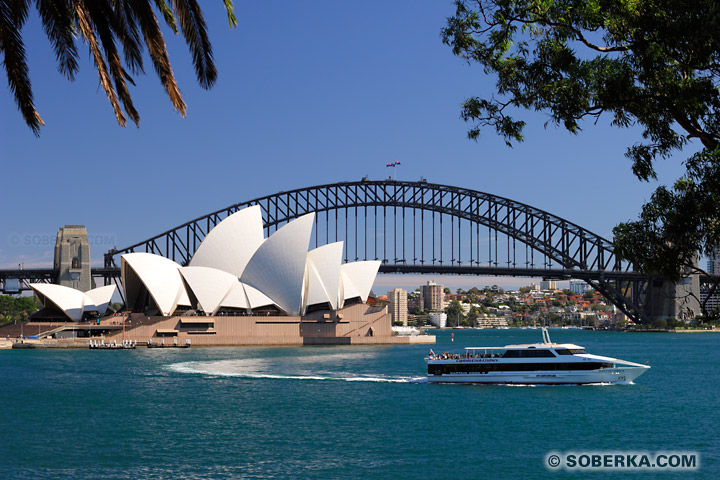 Bateau dans la baie de Sydney devant l'Opéra à Sydney